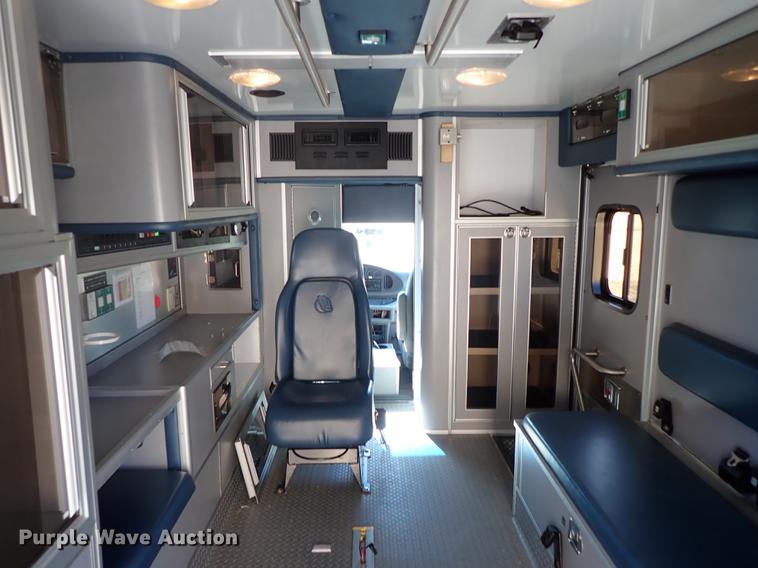 image for item DF8706 2007 Ford E450 ambulance