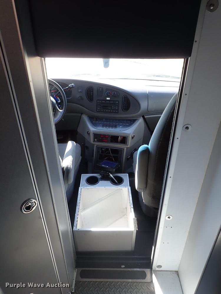 image for item DF8706 2007 Ford E450 ambulance