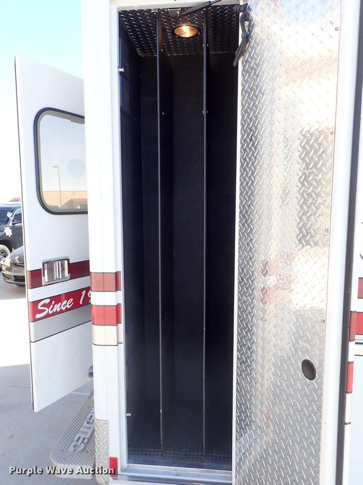 image for item DF8706 2007 Ford E450 ambulance
