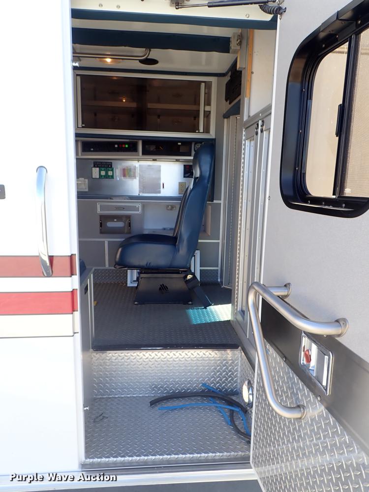image for item DF8706 2007 Ford E450 ambulance