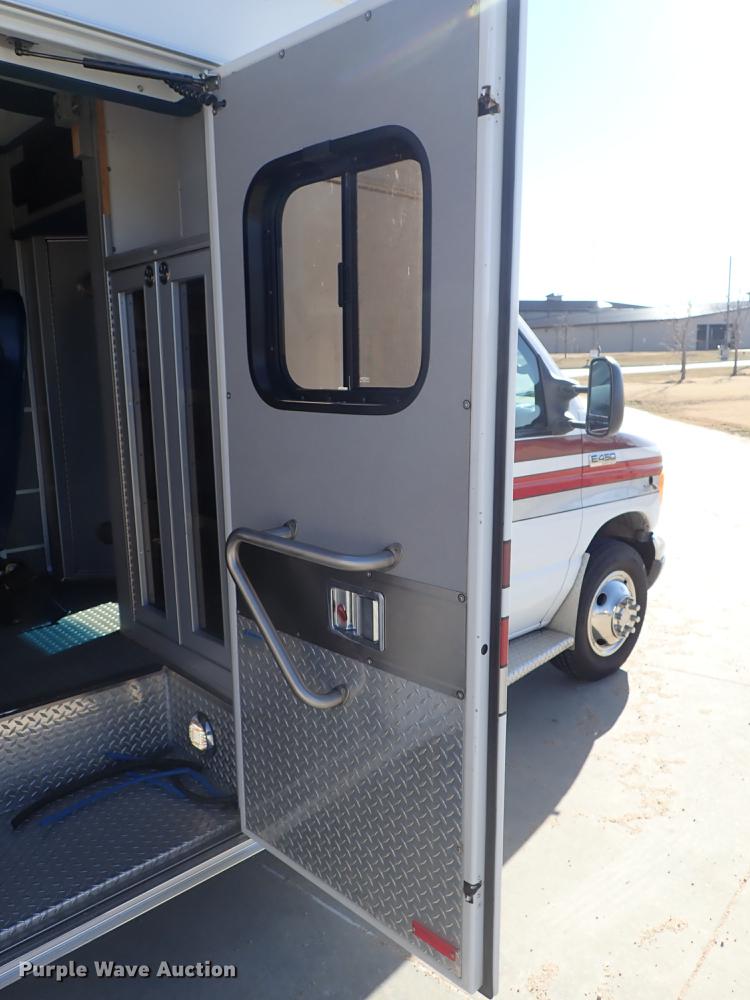 image for item DF8706 2007 Ford E450 ambulance