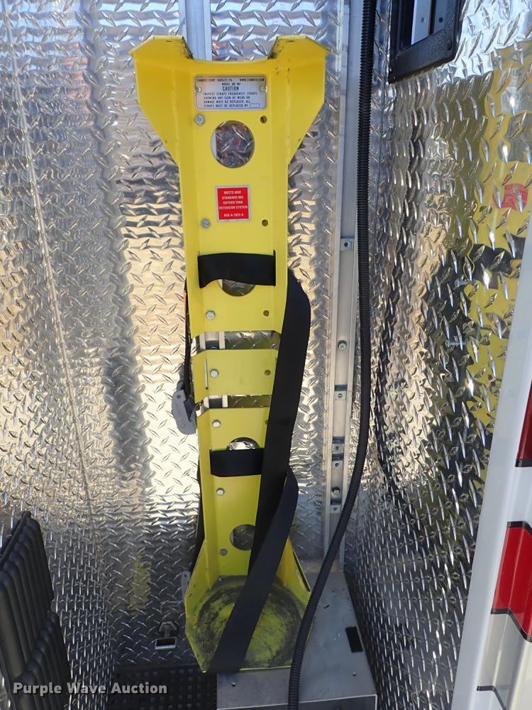 image for item DF8706 2007 Ford E450 ambulance