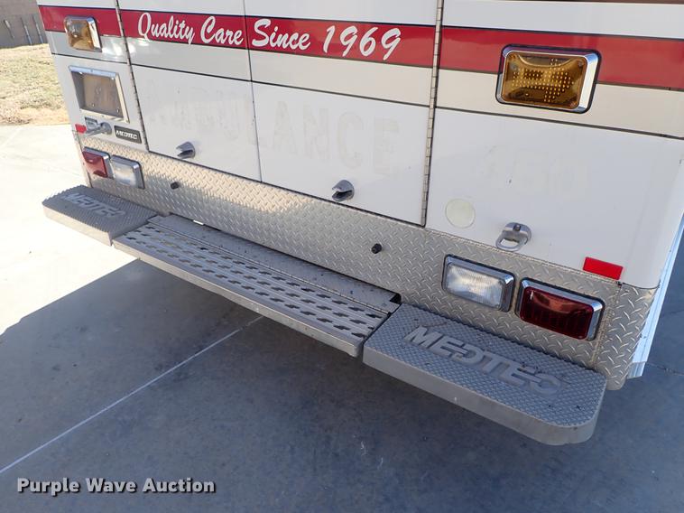 image for item DF8706 2007 Ford E450 ambulance