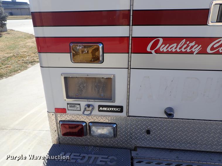 image for item DF8706 2007 Ford E450 ambulance