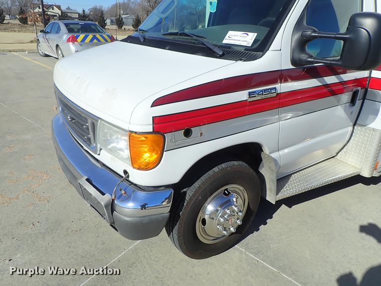 image for item DF8706 2007 Ford E450 ambulance