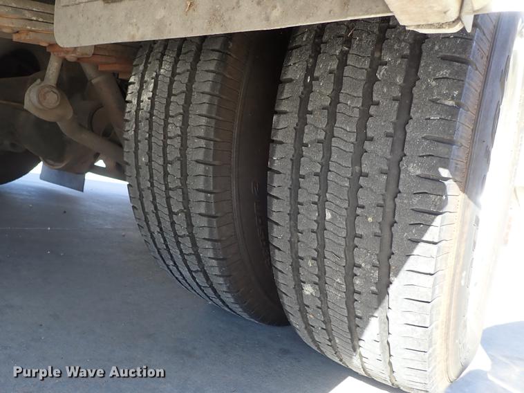 image for item DF8706 2007 Ford E450 ambulance