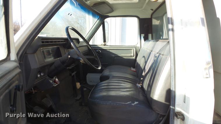 image for item DG2836 1993 Ford F600 dump truck