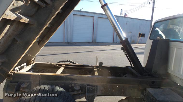 image for item DG2836 1993 Ford F600 dump truck