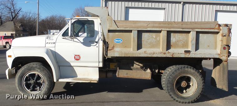 image for item DG2837 1991 Ford F700 dump truck
