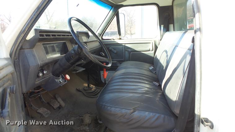 image for item DG2837 1991 Ford F700 dump truck