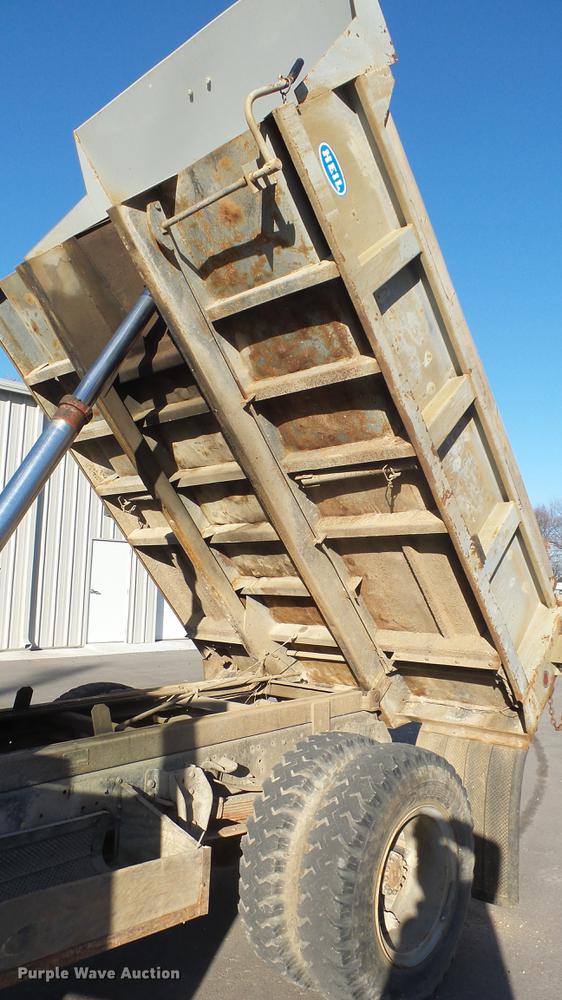 image for item DG2837 1991 Ford F700 dump truck