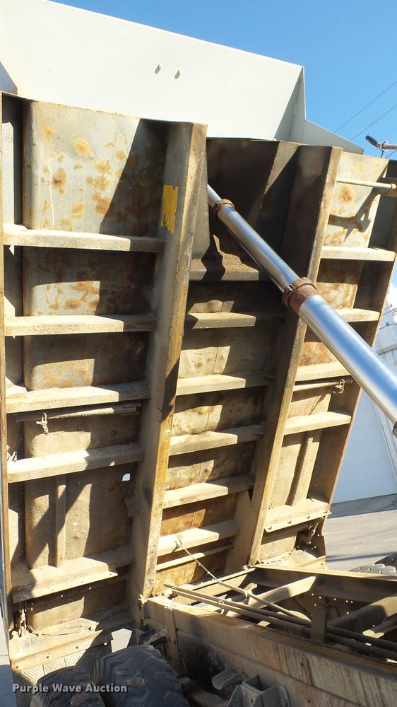 image for item DG2837 1991 Ford F700 dump truck