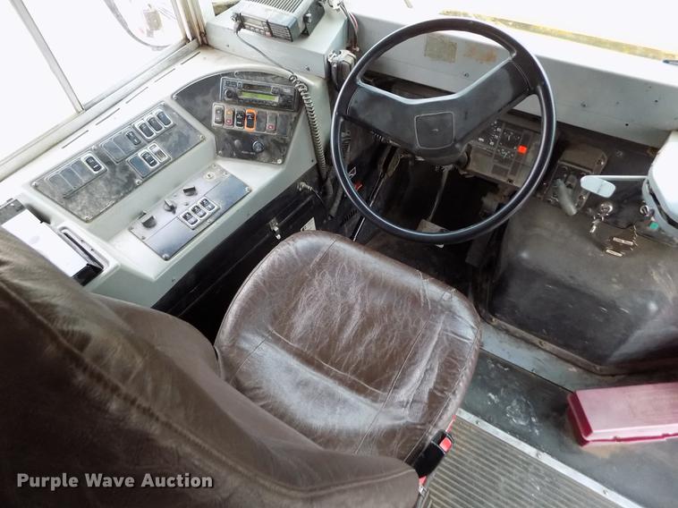 image for item DY9208 2004 International 3800 school bus