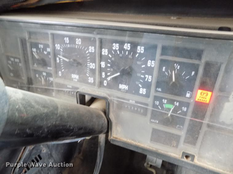 image for item DY9208 2004 International 3800 school bus