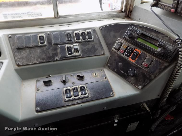 image for item DY9208 2004 International 3800 school bus