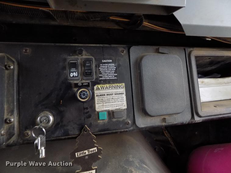 image for item DY9208 2004 International 3800 school bus