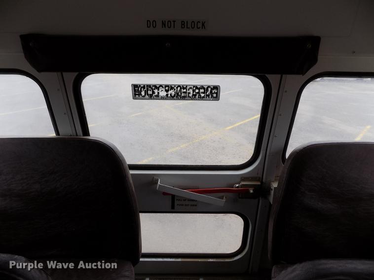 image for item DY9208 2004 International 3800 school bus