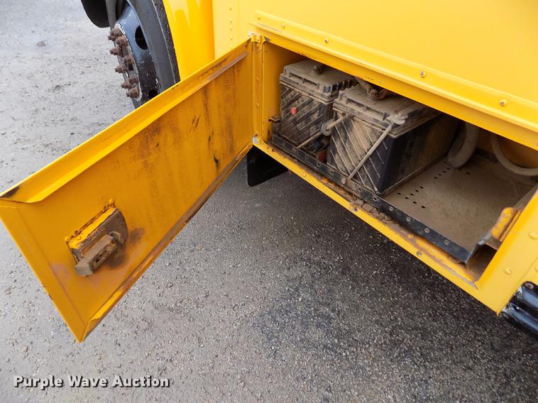 image for item DY9208 2004 International 3800 school bus