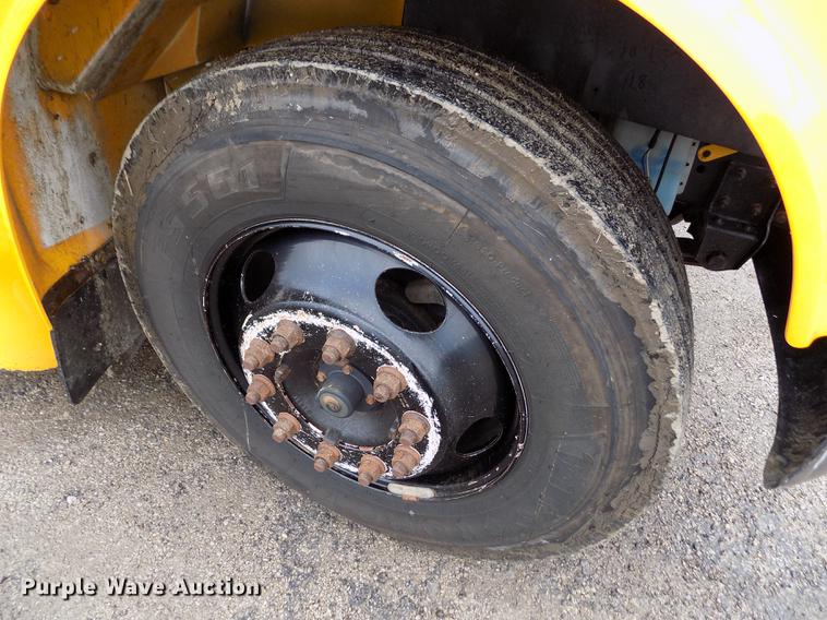 image for item DY9208 2004 International 3800 school bus