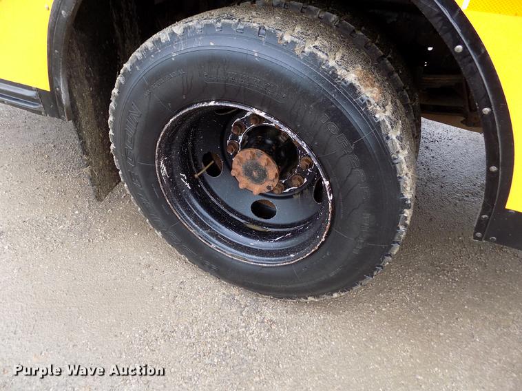 image for item DY9208 2004 International 3800 school bus