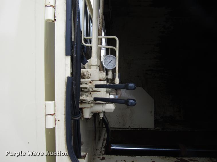 image for item EU9574 2005 Sterling L7500 refuse truck