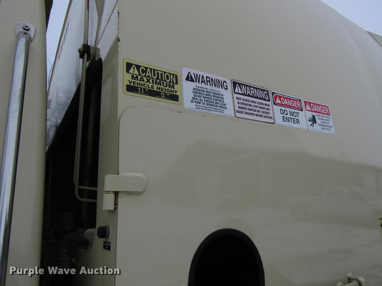 image for item EU9574 2005 Sterling L7500 refuse truck