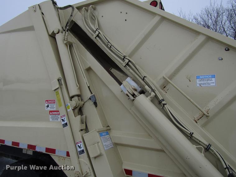 image for item EU9574 2005 Sterling L7500 refuse truck