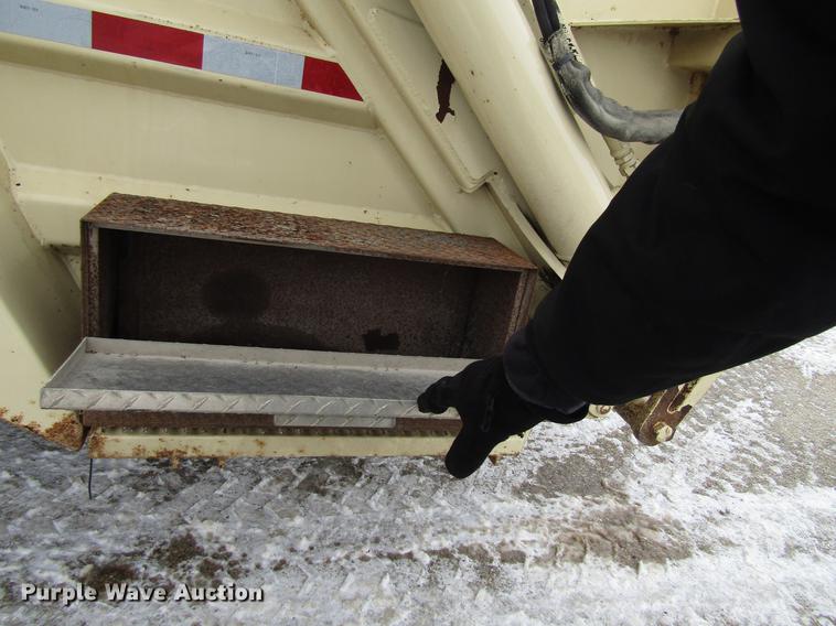 image for item EU9574 2005 Sterling L7500 refuse truck