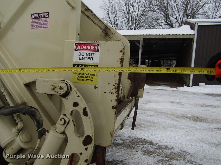 image for item EU9574 2005 Sterling L7500 refuse truck