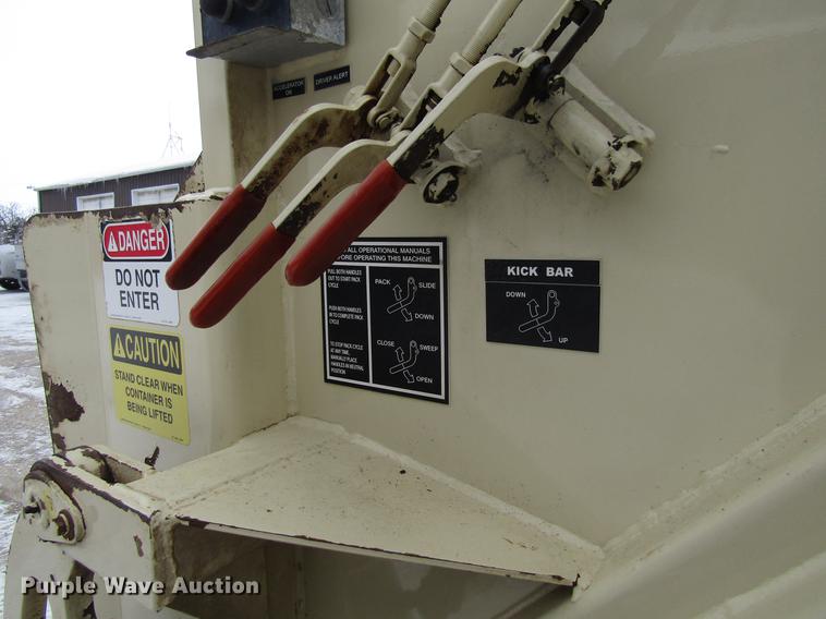 image for item EU9574 2005 Sterling L7500 refuse truck