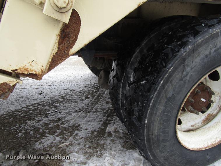 image for item EU9574 2005 Sterling L7500 refuse truck