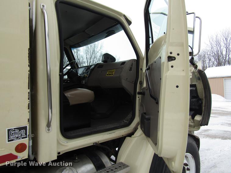 image for item EU9574 2005 Sterling L7500 refuse truck