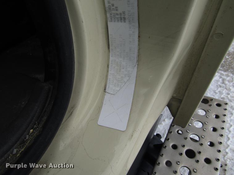 image for item EU9574 2005 Sterling L7500 refuse truck