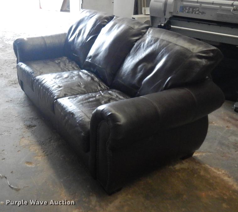 Leather couch in Oklahoma City, OK Item FQ9148 sold Purple Wave