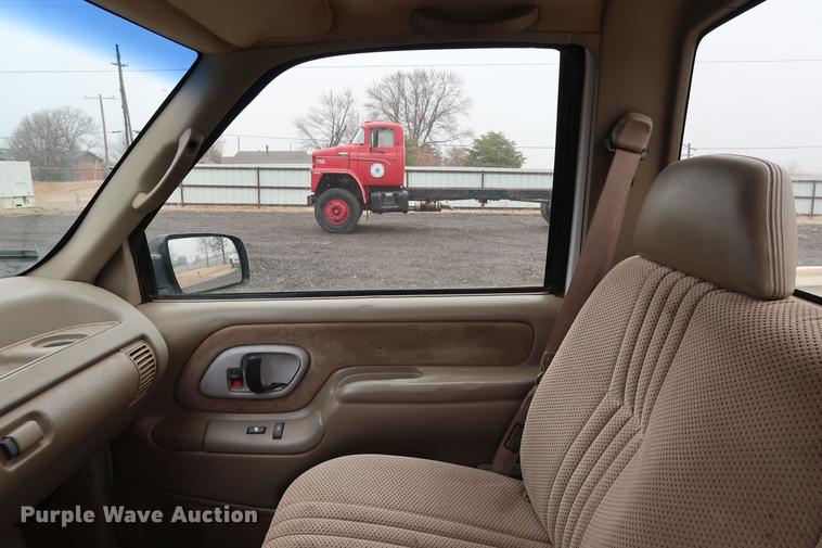 image for item FQ9182 1996 Chevrolet Cheyenne 1500 pickup truck