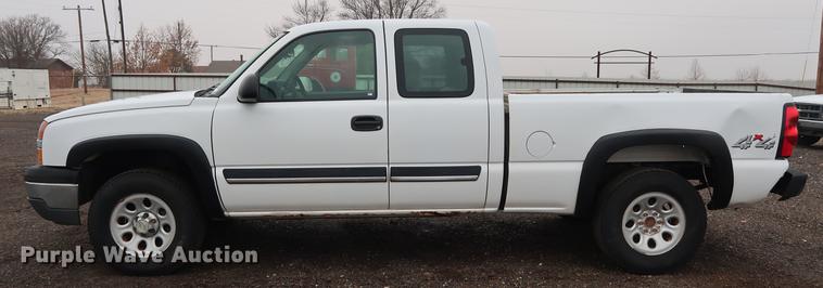 image for item FQ9183 2005 Chevrolet Silverado 1500 Ext. Cab pickup truck