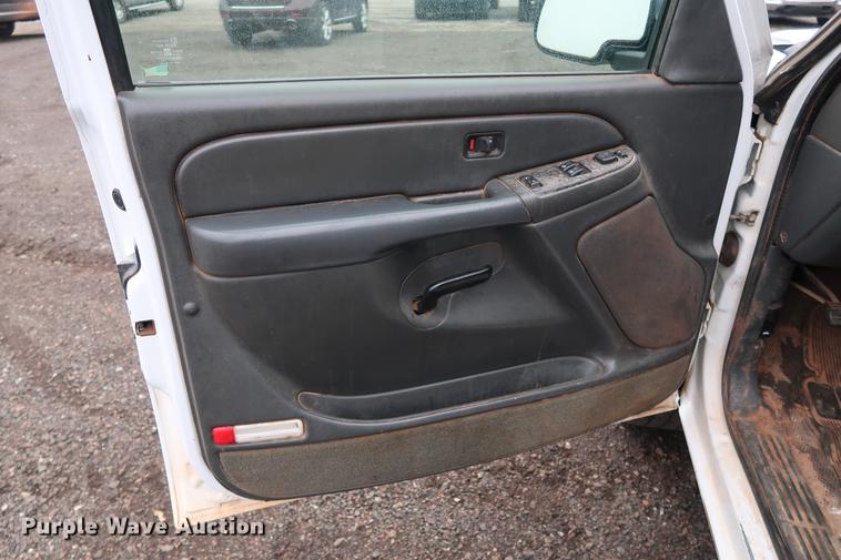 image for item FQ9183 2005 Chevrolet Silverado 1500 Ext. Cab pickup truck