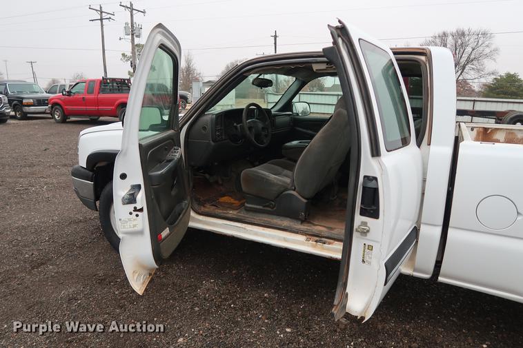 image for item FQ9183 2005 Chevrolet Silverado 1500 Ext. Cab pickup truck