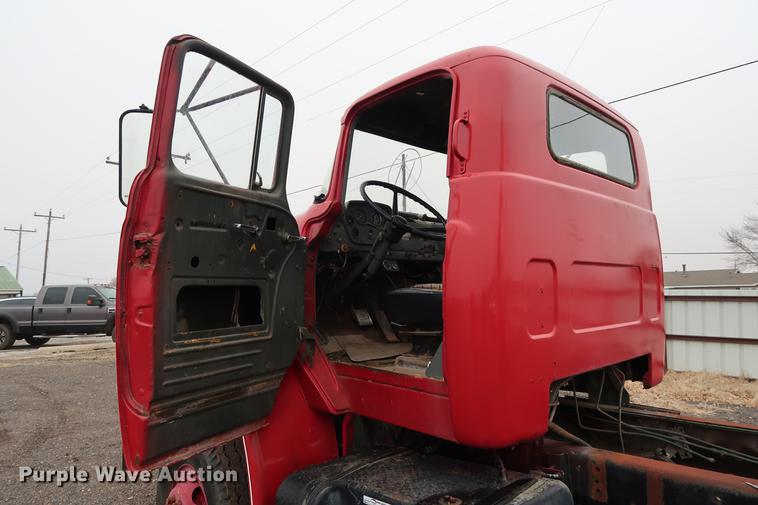 image for item FQ9184 1975 Dodge XCNT8 truck cab and chassis