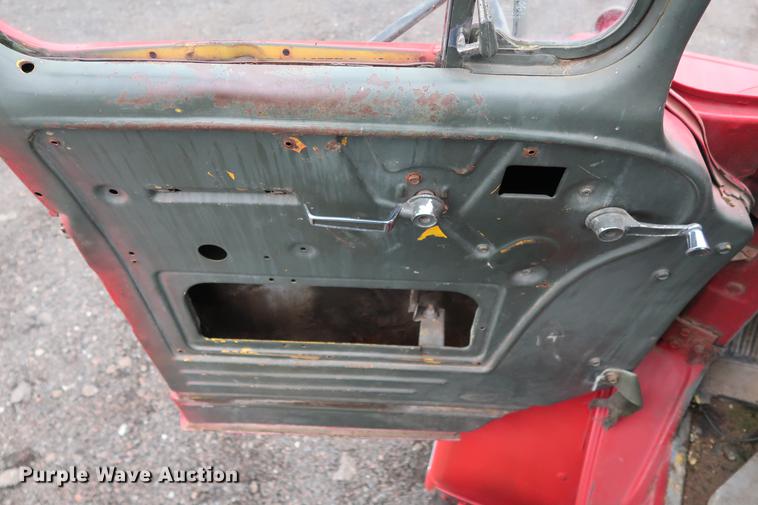 image for item FQ9184 1975 Dodge XCNT8 truck cab and chassis