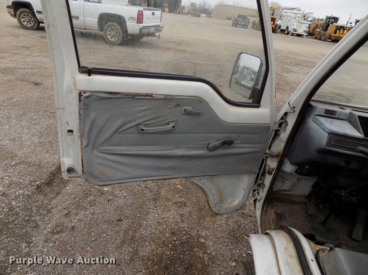 image for item FQ9207 2001 Mitsubishi U14TQHPDL2M flatbed pickup truck