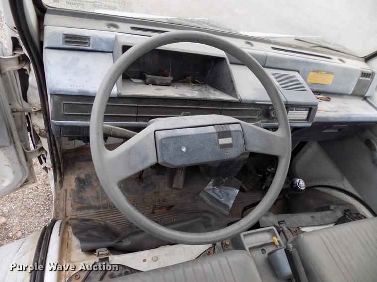 image for item FQ9207 2001 Mitsubishi U14TQHPDL2M flatbed pickup truck