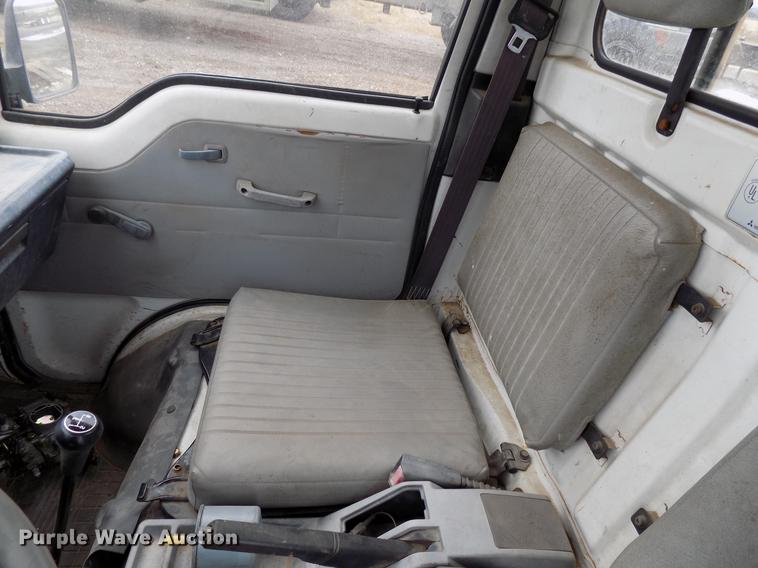 image for item FQ9207 2001 Mitsubishi U14TQHPDL2M flatbed pickup truck