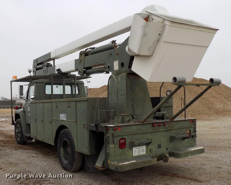 image for item FQ9208 1986 International S1700/1754 bucket truck