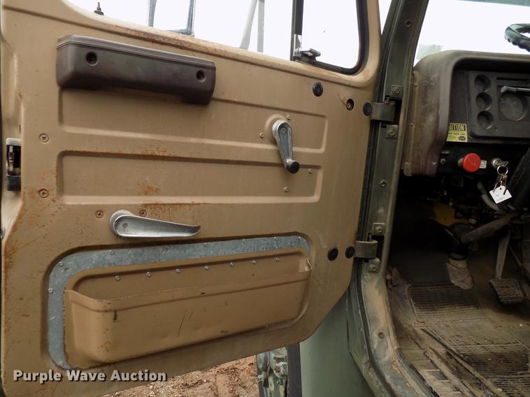 image for item FQ9208 1986 International S1700/1754 bucket truck