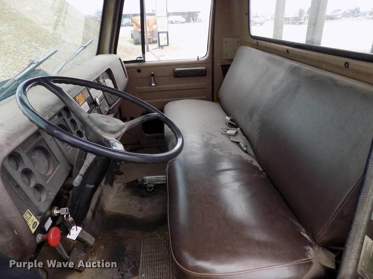 image for item FQ9208 1986 International S1700/1754 bucket truck