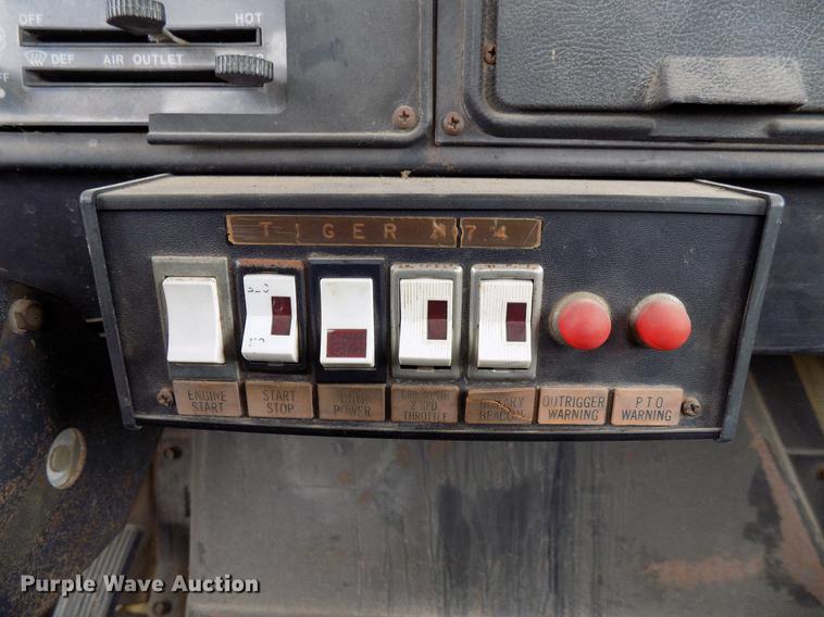 image for item FQ9208 1986 International S1700/1754 bucket truck