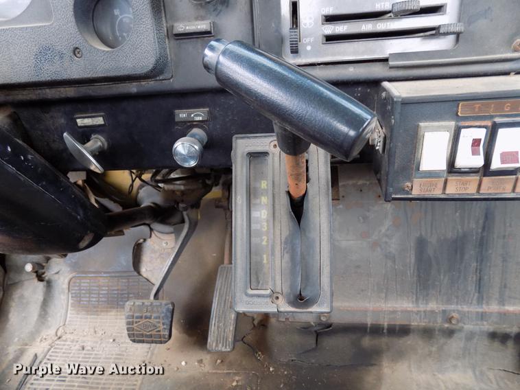 image for item FQ9208 1986 International S1700/1754 bucket truck