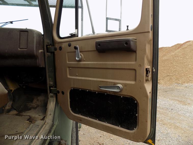 image for item FQ9208 1986 International S1700/1754 bucket truck