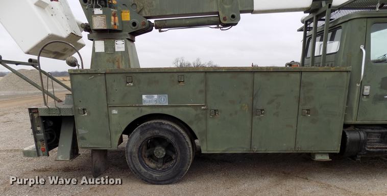 image for item FQ9208 1986 International S1700/1754 bucket truck